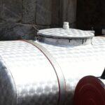 Weißer Tank mit metallischer Oberfläche