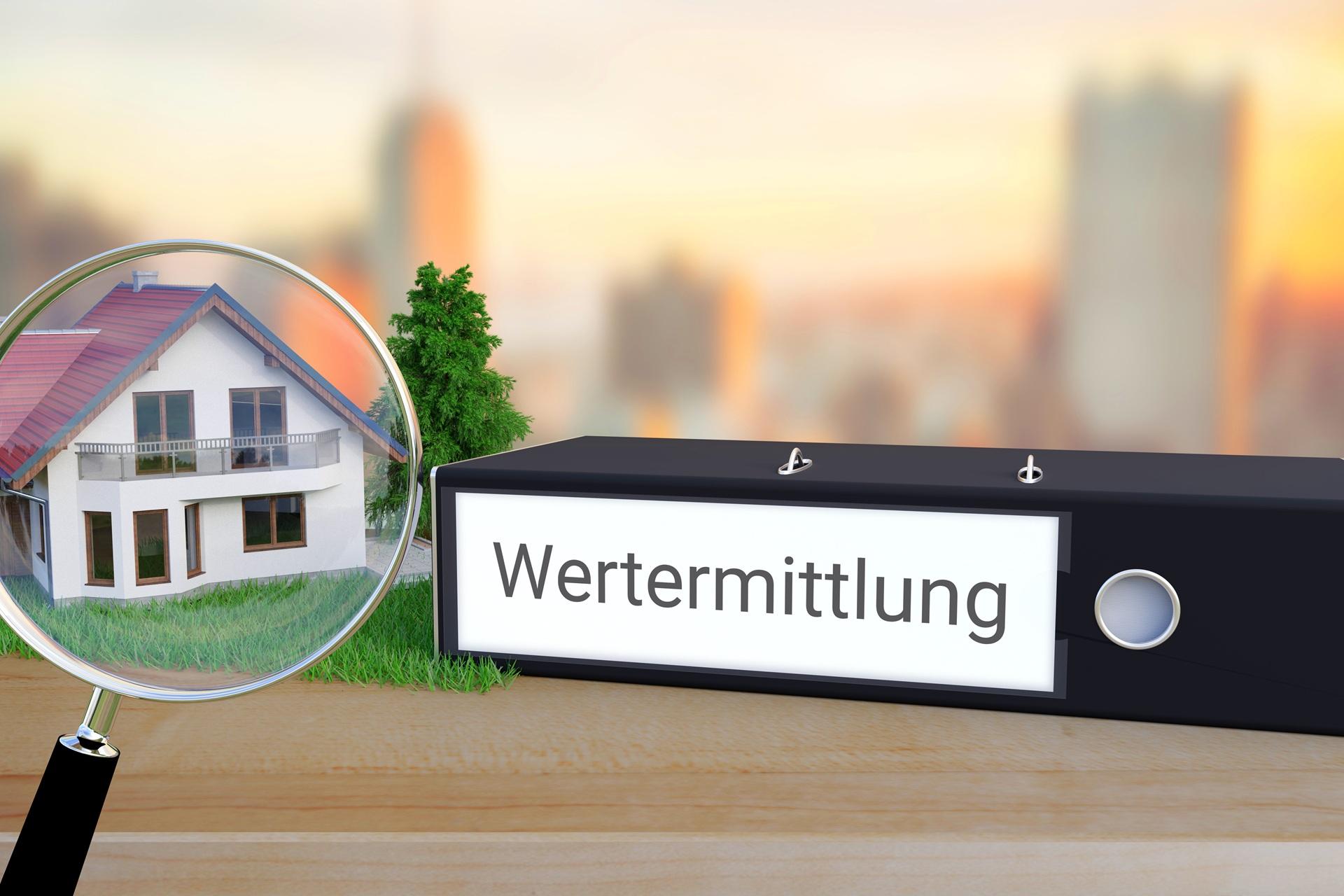 Hausanalyse mit Lupe | Immobilienbewertung Reutlingen

