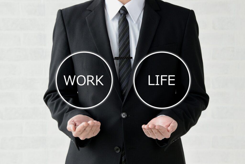 Geschäftsmann zeigt Work Life Balance | Sonnenschutz Markisen