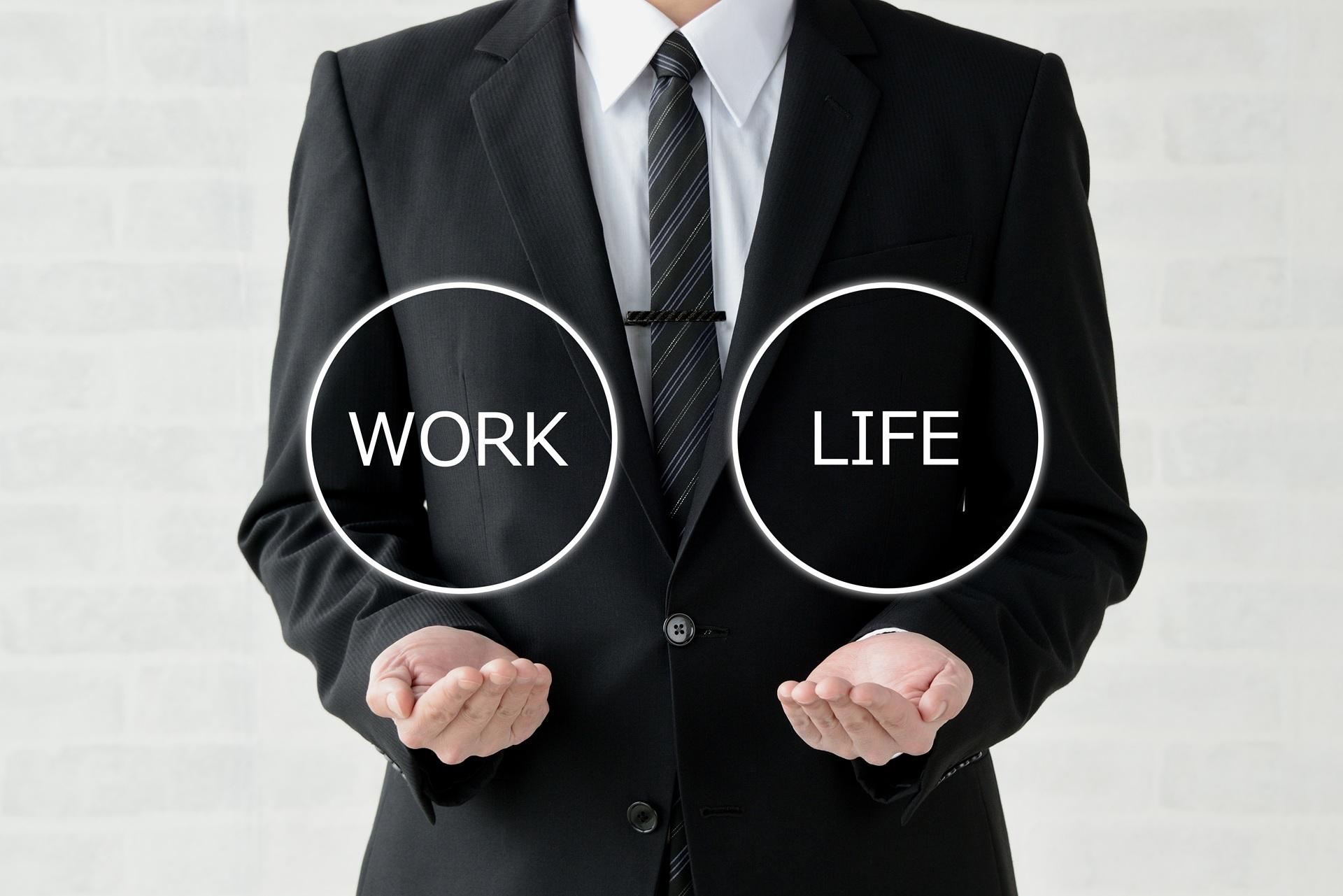 Geschäftsmann zeigt Work Life Balance | Sonnenschutz Markisen