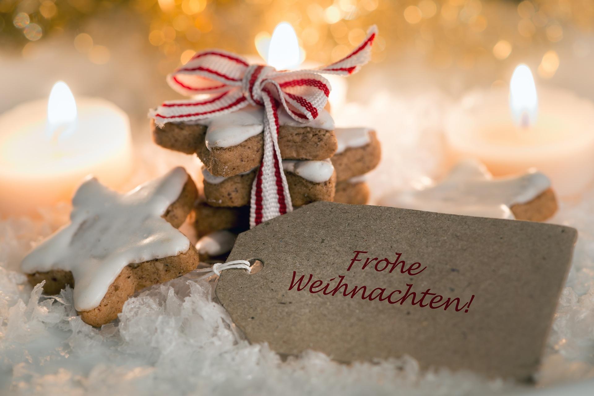 Zimtsterne und Karte mit Frohe-Weihnachten-Gruß | Geschenkkorb Weihnachten